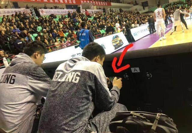在华为手机玩小米游戏
:CBA球员在替补席用手机玩游戏没错这不是玩笑！