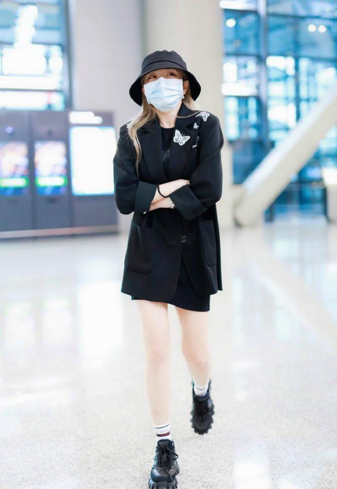 韩版小苹果短裤:周扬青分手1个月后走机场，穿“蝴蝶”西装玩下衣失踪，身材超惹