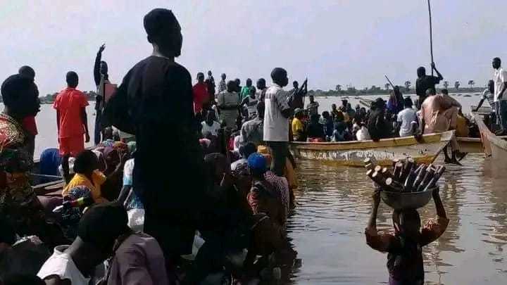 尼日利亚一船只倾覆 18人遇难70余人失踪